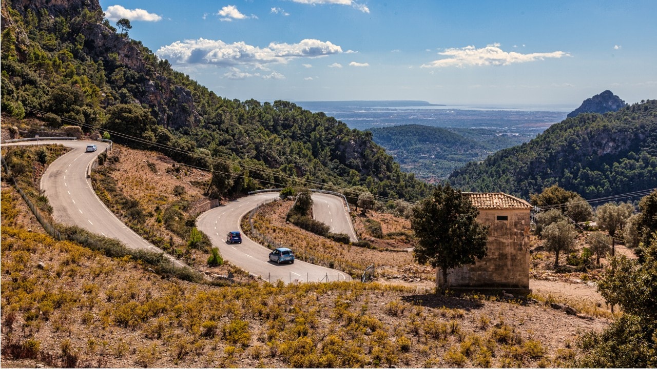 Une route de montagne sinueuse entre Palma et Valdemossa dans les montagnes de Tramuntana